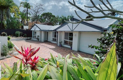 Hillcrest House | Peaceful, Relaxing Getaway 5 Bedroom House With Spa