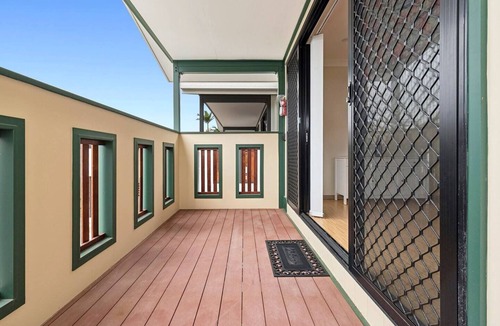 Mooroobool Apartment | PERFECT 2 BEDROOM APARTMENT FOR GROUPS IN INNER-CITY SUBURB CAIRNS