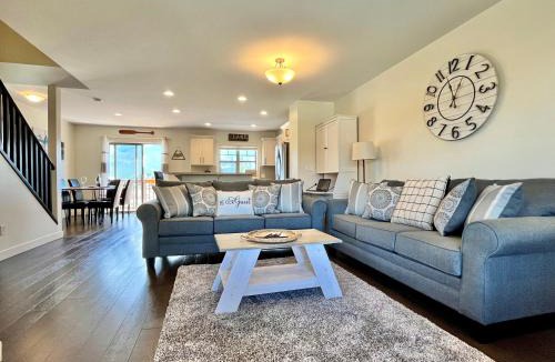 Invermere House | Perfect base Invermere 3bd townhouse mt views with garage