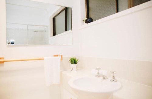 Warana House | Perfect Location 4BR Home Warana - 200m to Beach!