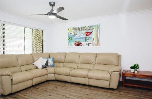 Warana House | Perfect Location 4BR Home Warana - 200m to Beach!