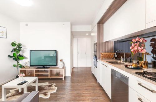 South Brisbane Apartment | Perfect Location APT w Roof Top Pool GYM