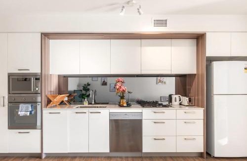 South Brisbane Apartment | Perfect Location APT w Roof Top Pool GYM