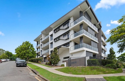 Indooroopilly Apartment | Perfect Spot Near CBD & UQ | Spacious 2Beds Apt