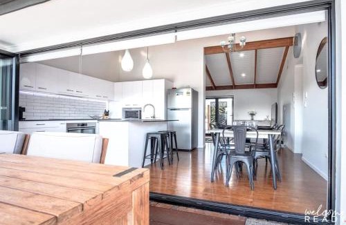 Warana House | Pet Friendly family Home with Pool - Walk to Warana beach