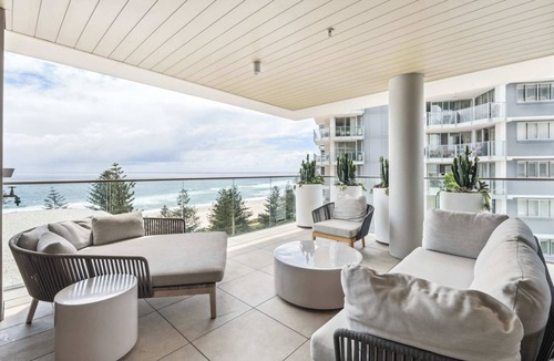 Burleigh Heads Apartment | Picasso By Khove Summ