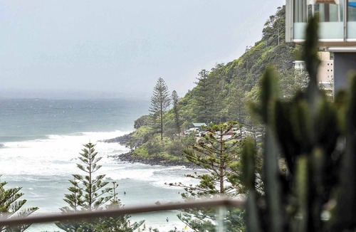 Burleigh Heads Apartment | Picasso By Khove Summ