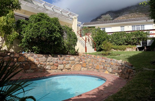 Froggy Farm Villa | PingusHouse Villa with private Swimming Pool And Garden In Simon's Town