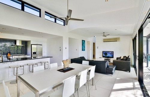 Hamilton Island Apartment | Pinnacle 8, Seaview Apartment on Hamilton Island