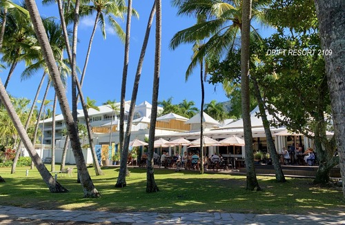 Palm Cove Apartment | Pool and Garden Views - 2405