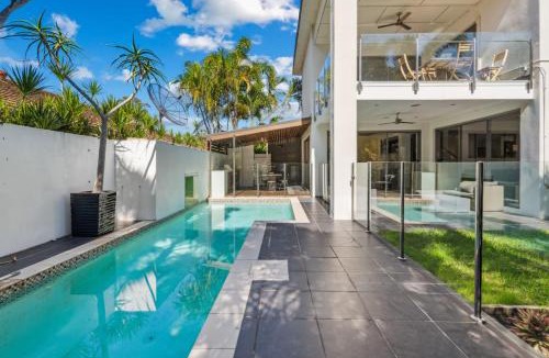 Calamvale House | Pool Table and Resort Pool 4BR Holiday Paradise