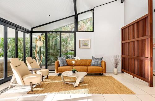 Chapel Hill House | Pool Tennis and Cinema 7Beds Bali Inspired Retreat
