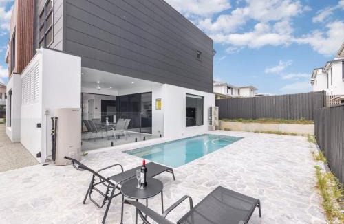Rochedale House | Prestige and Elegance 5BR House w Pool Rochedale