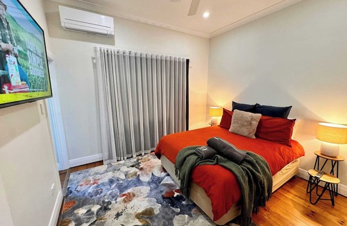 Hendra House | Private Bedroom in Large House With Pool & Parking
