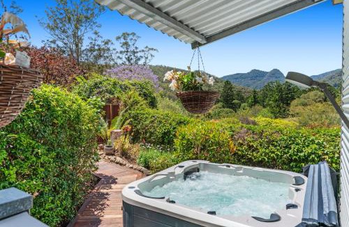 Lamington House | Private luxury in the mountains with running creek