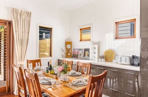 Coorparoo House | Queenslander w/large and comfy Patio/family Home