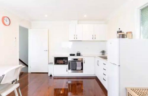 Nudgee Beach House | Quiet 2 bed home with Private Patio in Quaint Village