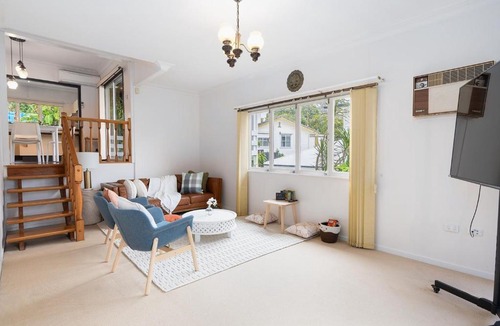 Yeronga House | Quiet 4BR haven home with green surroundings