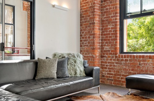 Teneriffe Apartment | Quintessential Woolstore Warehouse~1Bed/1Bath/1Car