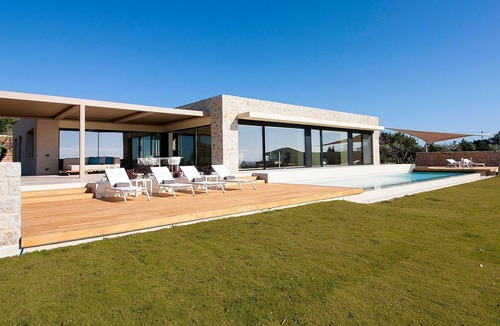 Petrochori Villa | R 1466 Roca with BBQ (gas), Wine cooler & Outdoor shower.