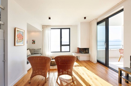 Kitries Villa | R 3037 Villa Everhard WITH Fireplace, Sea view & Soundproof Windows.