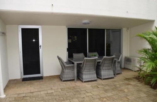 Moffat Beach Apartment | Raintrees Moffat Beach