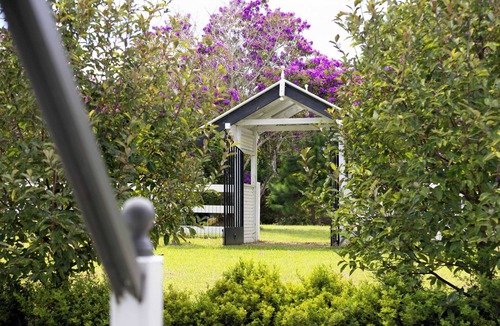 Witta House | Rambling Roses: Timeless Retreat in Witta for 8