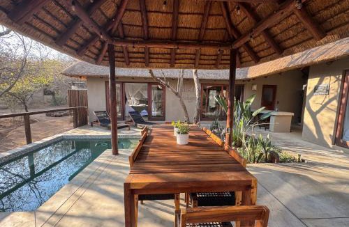 Hoedspruit House | Raptors Lodge - NXALATI