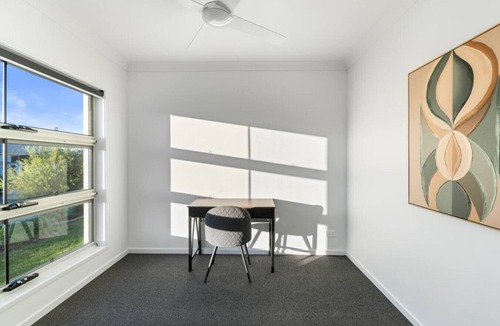 Victoria Point House | Relax-Ready 4BR Near Bayside & Shops | Workspace