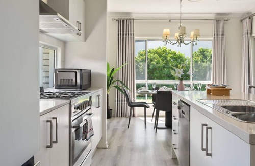 Thornlands House | Relaxing Getaway Near the Bay Stylish & Spacious