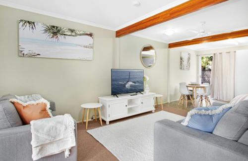 Pialba House | Relaxing Townhouse Steps from the Beach