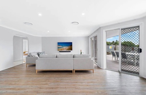Wurtulla House | Relaxing Waterfront Oasis with Heated Spa!