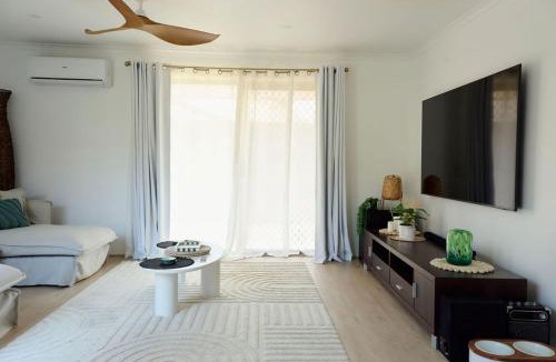Varsity Lakes House | Renovated Family Retreat Pet Friendly