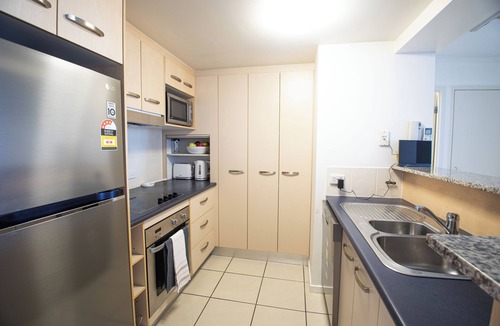 Aroona Apartment | Resort-style oasis, 2 minutes from the beach!