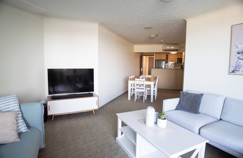 Aroona Apartment | Resort-style oasis, 2 minutes from the beach!