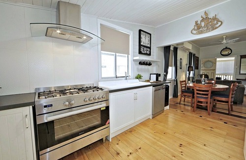 Bundaberg Central House | Rest relax in elegant surroundings very close to town with FREE Wifi and Netflix