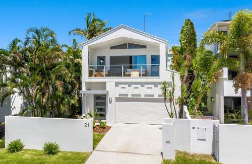 Alexandra Headland House | Retreat in the Heart of Alex - 3BR sleeps 11, Pool
