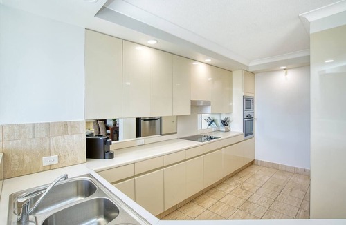 Main Beach Apartment | Retro Main Beach Hidden Gem with Waterfront Views