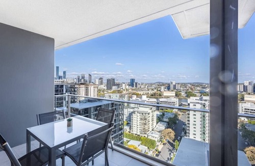 Milton Apartment | Riverview 3Beds | 2 Carparks | 1Min to Train&Cafe