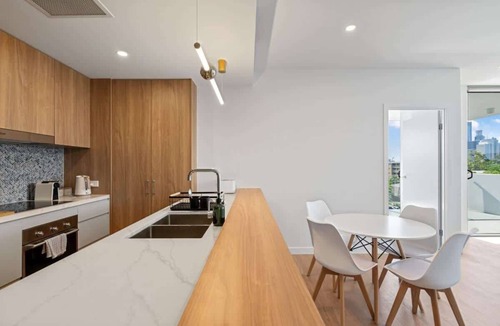 Kangaroo Point Apartment | RooCrest | New 2BR Apt w/Free Parking & Netflix