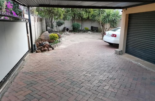 Greater Johannesburg Metropolitan Area House | Rooikrans Guest House