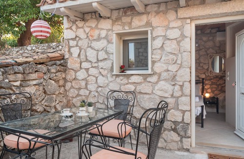 Fternon Apartment | Room 'Rose' with Shared Terrace, Wi-Fi and Air Conditioning