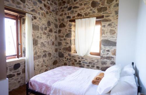 Amigdalokefali House | Rosales stone house