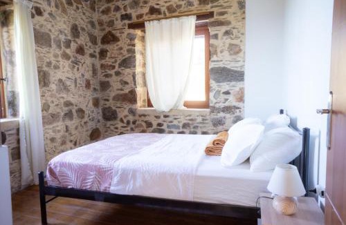 Amigdalokefali House | Rosales stone house