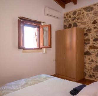 Amigdalokefali House | Rosales stone house