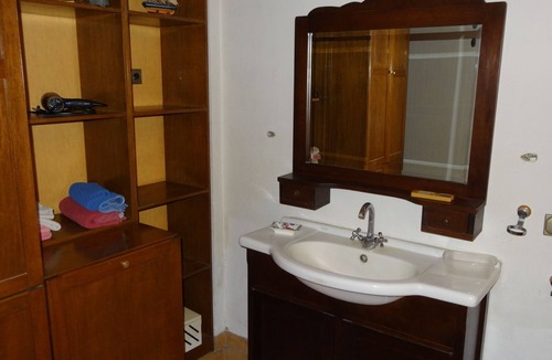 Amaniou Apartment | Ruhiges Gästezimmer mit grossem Bad in Amaniou