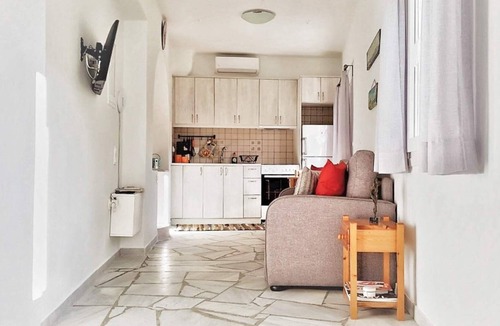 Megas Yialos-Nites Apartment | Rustic Chic Studio In A Tiny Cycladic Village