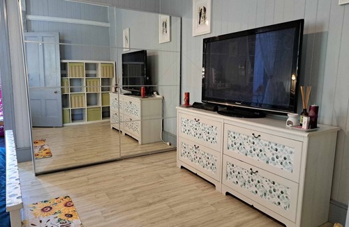 Mount Crosby House | Rustic Sunflower : A large Queensland style homestay. Family&Pets friendly.