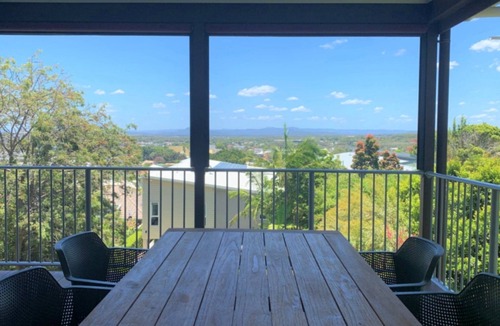 Caloundra House | SALTYS PLACE - Bring the family and the dog along to this near-new holiday home located within close