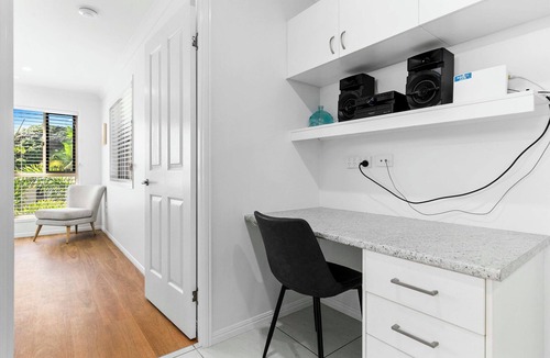 Traviston House | Sandpiper - Walk to beach - Sleeps 6 - Air Con - Linen - Wifi